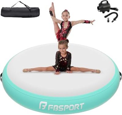 Une jeune fille fait de la gymnastique sur un tapis gonflable