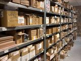 les cartons sont empilés sur des rayonnages dans un entrepôt, sur lesquels se trouvent d'autres cartons