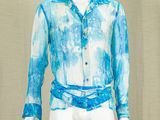 mannequin vêtu d'un t-shirt et d'un short bleu et blanc à motifs tie-dye