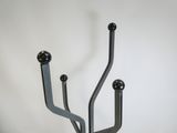 un porte-manteau en métal orné de trois boules noires