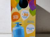 une boîte de ballons à l'hélium contenant un ballon bleu