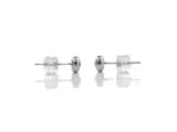 paire de boucles d'oreilles en argent sur fond blanc avec reflet