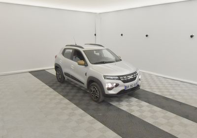 la photo d'une voiture blanche garée dans un garage