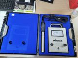 une boîte bleue contenant un ordinateur, posée sur un bureau