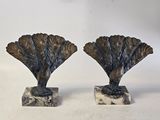 paire de serre-livres Art déco en bronze en forme de feuilles, sur des socles en marbre