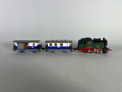 un petit train qui se trouve à côté d'un autre petit train