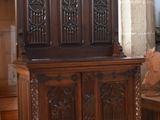 une armoire en bois au milieu du salon