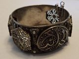 un gros plan d'un bracelet en argent posé sur une table