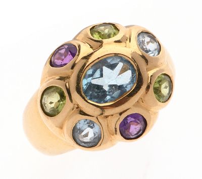 BAGUE de forme marguerite en or jaune 750 °/°° ornée d'améth…