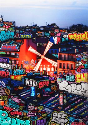 un moulin à vent au cœur d'une ville recouverte de graffitis