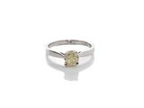 gros plan d'une bague en diamant sur une surface blanche