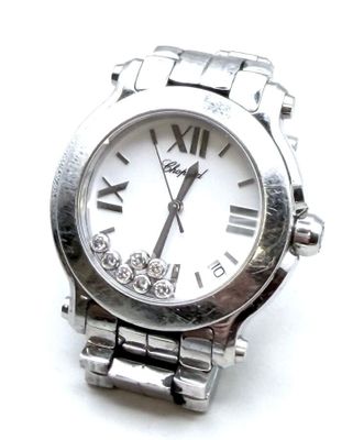 une montre en argent avec des chiffres romains sur le cadran