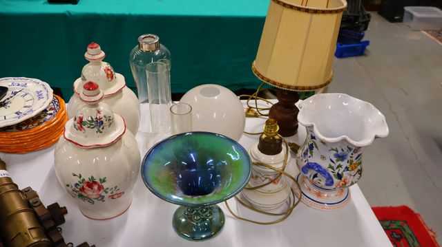 Paire de pots couverts en faïence, cache pot en faïence, vase en ...