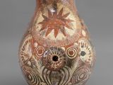 une image représentant un vase orné de motifs sur un fond gris