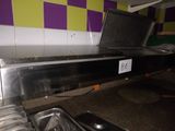 un mur recouvert de carreaux à carreaux violets et jaunes, sur lequel est posé un ordinateur portable