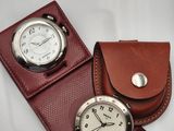 étui à montre en cuir comprenant un compartiment pour une montre-bracelet et un compartiment pour une montre de poche