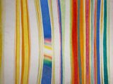 peinture représentant des rayures multicolores sur une feuille de papier blanc