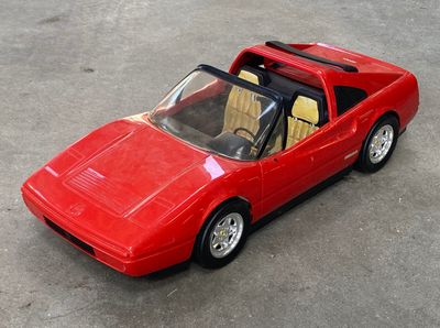 une petite voiture rouge posée par terre