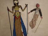 deux figurines représentant une femme et un homme avec des skis