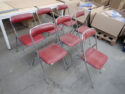 de nombreuses chaises disposées dans une pièce