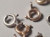 a close up picture of a bunch of charms