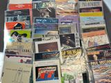 beaucoup de cd de musique et de cd sur la table