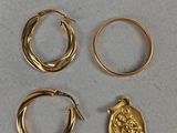 trois paires de boucles d'oreilles créoles en or et une pièce d'or