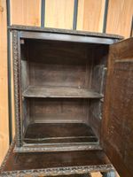 Crédence en bois sculpté, ouvrant par une porte, reposant su… (photo 4)