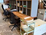 une pièce contenant beaucoup de meubles