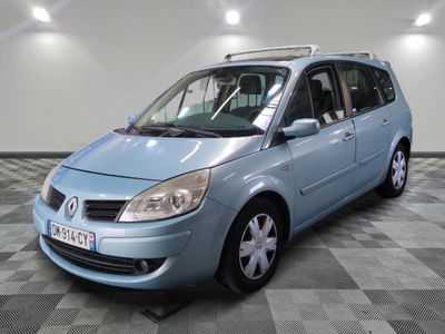 la photo d'une petite voiture bleue garée dans un garage