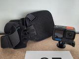 une caméra GoPro munie d'une sangle, à côté du chiffre 37