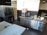 une image d'une cuisine commerciale avec beaucoup d'espace de travail