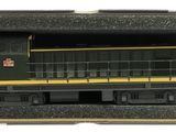 un petit train dans une boîte posée sur une surface blanche
