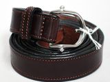 ceinture en cuir marron et noir avec une boucle argentée sur fond blanc