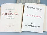 plusieurs livres sont empilés sur une table