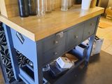 un îlot de cuisine sur lequel sont posées des bouteilles
