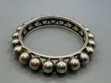 un gros plan d'un bracelet en argent posé sur une table
