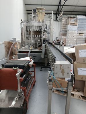 une machine qui déplace des cartons sur un tapis roulant
