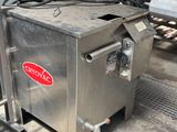 une machine posée au sol à côté d'un tapis roulant
