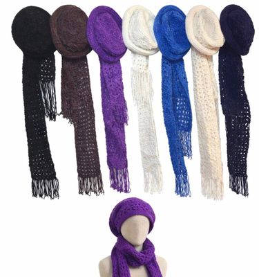plusieurs écharpes et bonnets de différentes couleurs sur une tête de mannequin