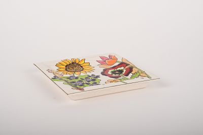 petit plat en céramique orné d'un motif floral sur le côté