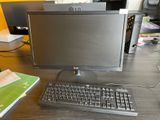 un ordinateur de bureau posé sur une table avec un clavier et une souris