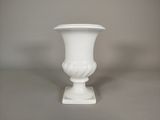 un vase blanc posé sur une table