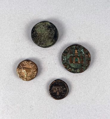 quatre pièces de monnaie anciennes sont représentées sur un fond blanc