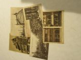 une pile de vieilles cartes postales accrochées au mur