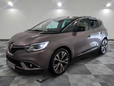 la voiture grise est garée sur un sol en damier dans le garage
