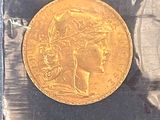 une pièce d'or avec l'image d'une femme dessus