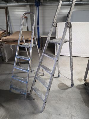deux échelles qui se trouvent dans un garage