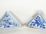 une paire d'assiettes triangulaires bleues et blanches ornées de fleurs