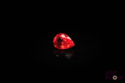 un diamant rouge dans l'obscurité